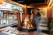durch große Scheiben kann man zuschauen, wie der Flamm-Lachs zubereitet wird (©Foto: Matin Schmitz)